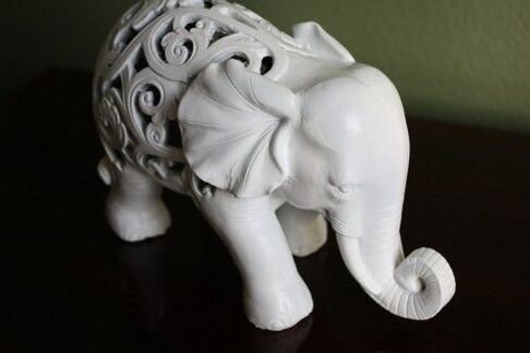 figurinë e një elefanti si një amulet me fat të mirë