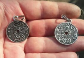 Studimi i dy amuleteve mbretërore për çështjen e falsifikimit